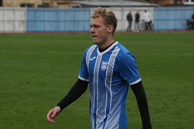 Fotbalisté Hluku (modré dresy) zakončili podzimní část sezony domácí výhrou nad Nivnicí 3:1.