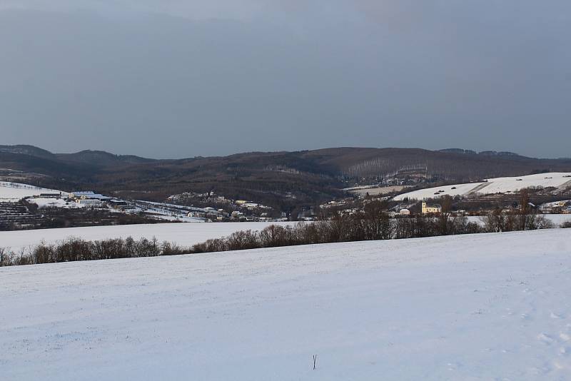 Hostějov se sněhovou pokrývkou. Výhled na Chřiby a Osvětimansko.