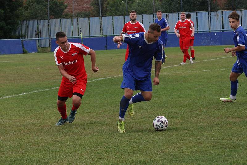 Fotbalisté Kunovic (modré dresy) ve 3. kole krajské I. A třídy skupiny B podlehli Újezdci 1:4.