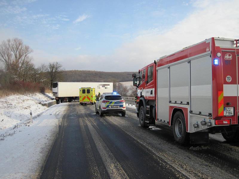  K dopravní nehodě, která několik hodin blokovala silnici mezi Polichnem a Uherským Brodem dopravní nehoda, ke které tam došlo v pátek 4. ledna krátce po půl deváté ráno.