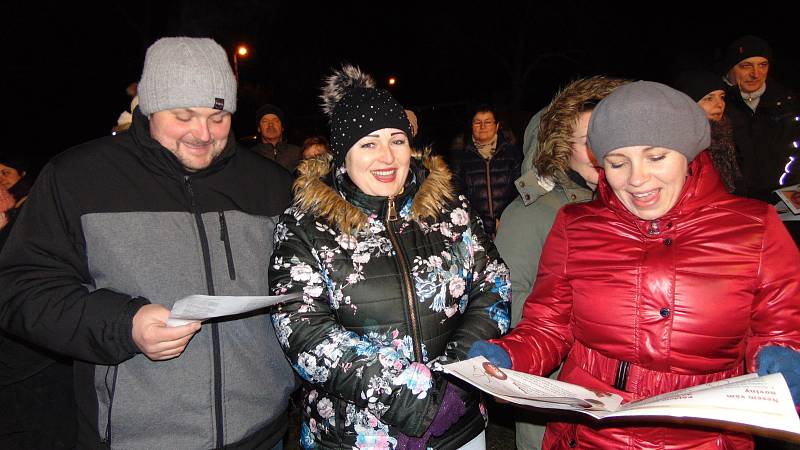 Ve Květné zpívali koledy na zahradě mateřské školy