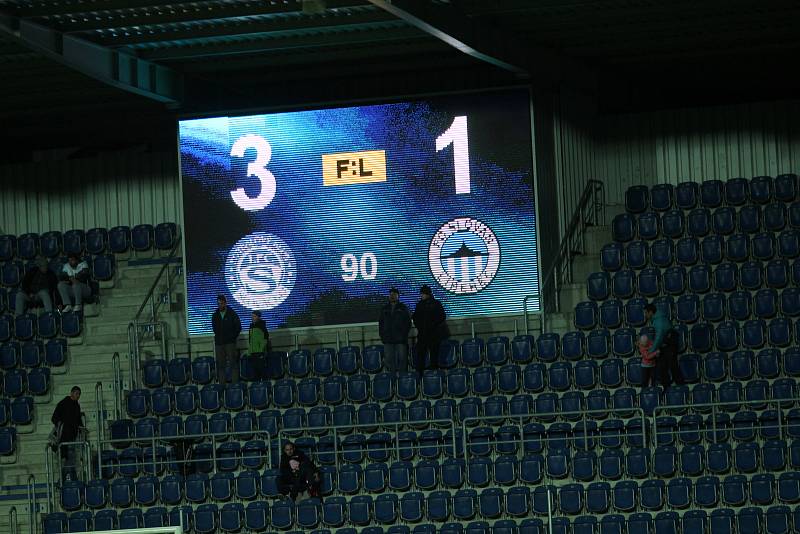 Fotbalisté Slovácka (v bílých dresech) v předehrávce 12. kola FORTUNA:LIGY porazili Liberec 3:1.