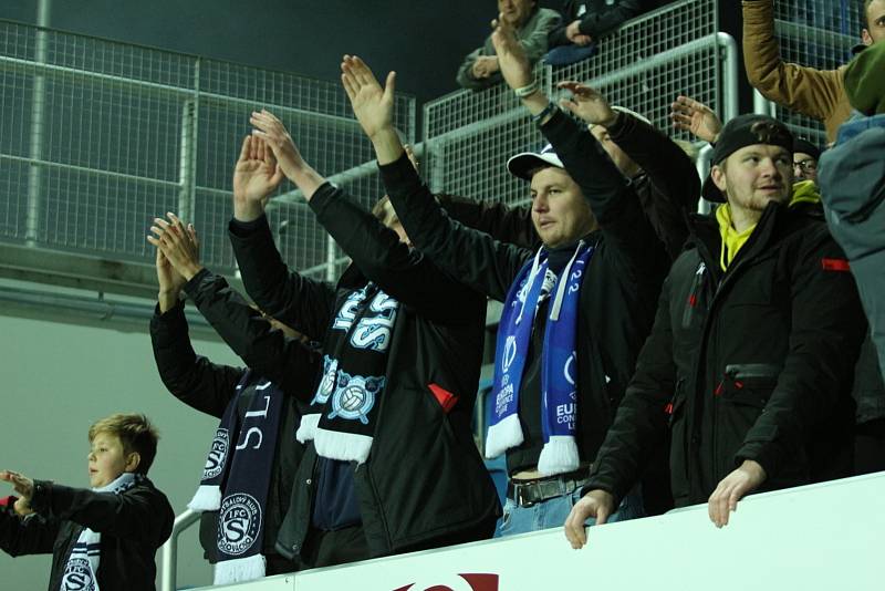 Fotbalisté Slovácka (bílé dresy) zakončili podzimní část domácí výhrou nad Jabloncem.
