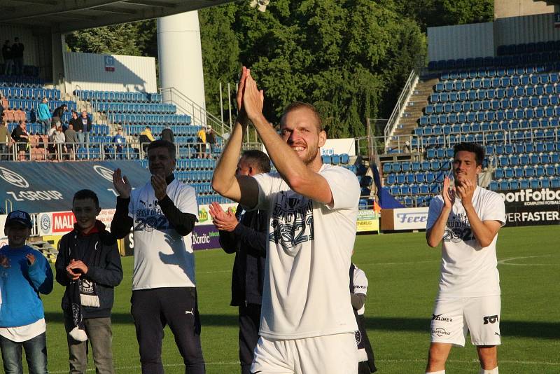 Fotbalisté Slovácka zakončili famózní sezonu výhrou nad Zlínem, triumf v derby si vychutnali i s fanoušky.