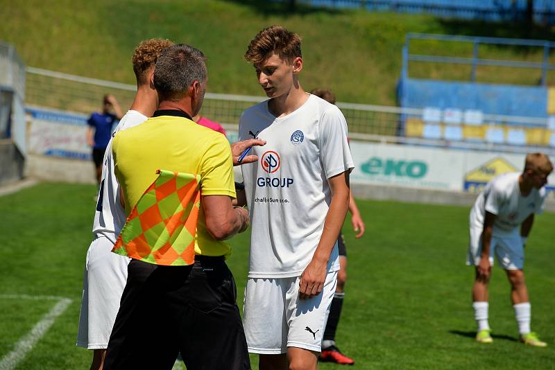 Mladší dorostenci Slovácka (bílé dresy) přehráli Znojmo 6:1.