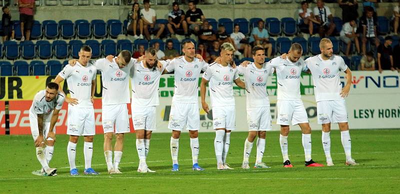 Fotbalisté Slovácka (bílé dresy) skončili ve druhém předkole Evropské konferenční ligy.