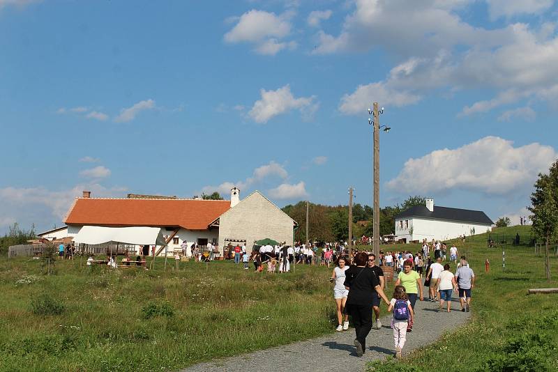 Pořad Aj, ty svatý Rochus, daj nám vína trochu provázelo nad Hradištěm krásné a slunečné počasí.