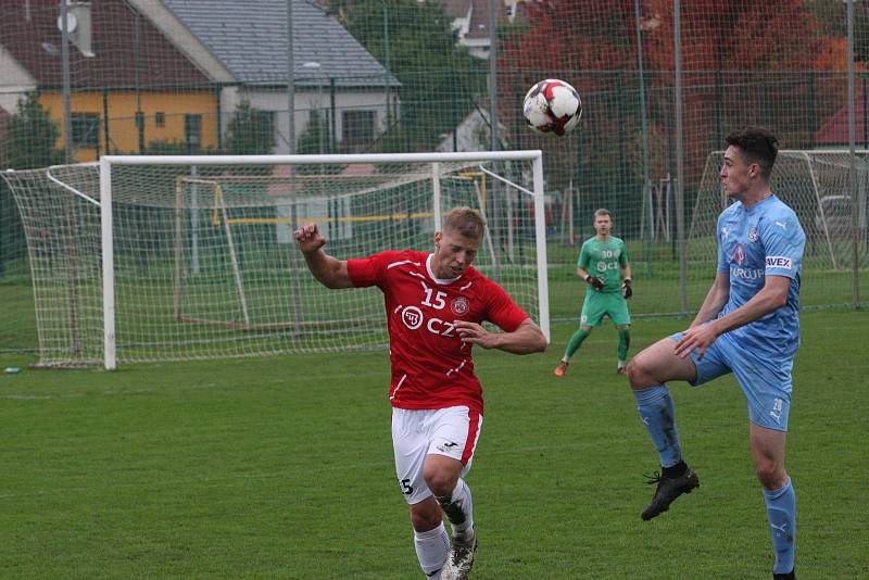 Fotbalisté Uherského Brodu (červené dresy) v 9. kole MSFL remizovali se Slováckem B 0:0.