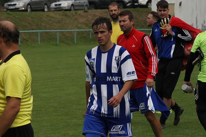 Fotbalisté Zlechova (červené dresy) prohráli ve 2. kole krajského poháru s Nedachlebicemi 1:2 na penalty.