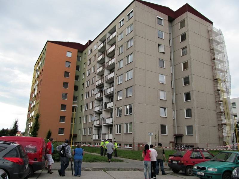 Velký rozruch a evakuaci obyvatel dvou panelových domů způsobil v pondělí 10. června kolem 16. hodiny v Uherském Hradišti nález bedny plné schránek s trhavinou ze II. světové války.