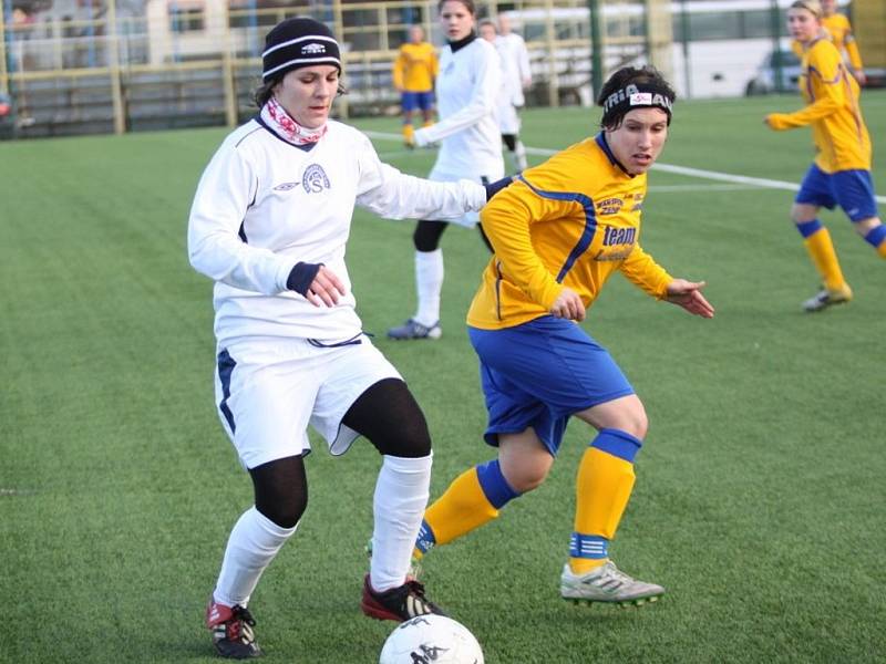 Fotbalistky Slovácka rakouského soupeře porazily těsně 2:1.