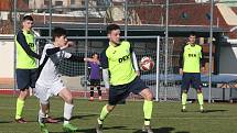 Fotbalisté Hluku (fosforové dresy) v dohrávce 10. kola krajské I. A třídy skupiny B deklasovali Bojkovice 8:1.