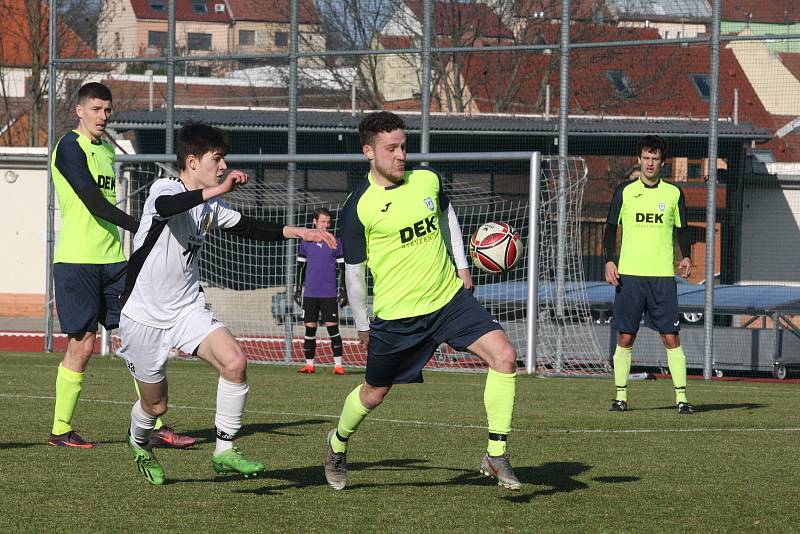 Fotbalisté Hluku (fosforové dresy) v dohrávce 10. kola krajské I. A třídy skupiny B deklasovali Bojkovice 8:1.