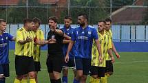 Fotbalisté Kunovic (žluté dresy) v 5. kole krajské I. A třídy skupiny B podlehli favorizovaným Zborovicím 1:2.