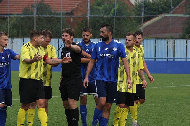 Fotbalisté Kunovic (žluté dresy) v 5. kole krajské I. A třídy skupiny B podlehli favorizovaným Zborovicím 1:2.