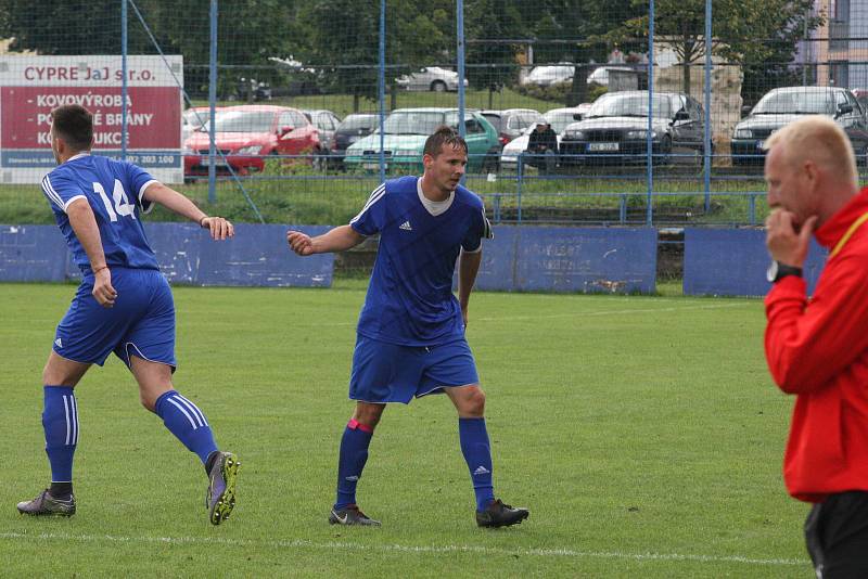 Fotbalisté Kunovic (v modrých dresech)  v 5. kole I. A třídy skupiny odlehli favorizovaným Osvětimanům 2:4.