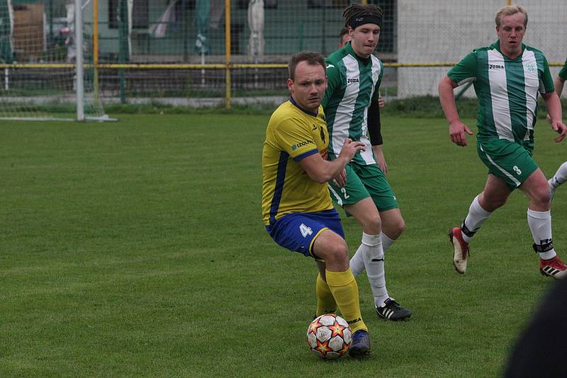 Fotbalisté Starého Města (žluté dresy) v 11. kole I. B třídy skupiny C deklasovali domácí Ostrožskou Novou Ves 8:1.