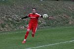 Fotbalisté vedoucích Osvětiman (červené dresy) v 18. kole krajské I. A třídy skupiny B porazili Šumice 2:0.