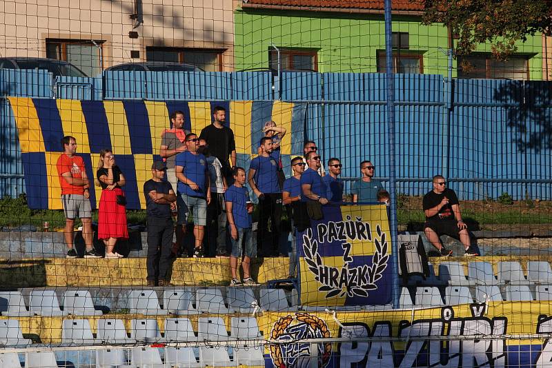 Fotbalisté Starého Města (žluté dresy) v 5. kole krajské I. B třídy skupiny C zdolali Polešovice 1:0.