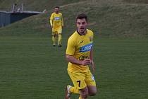 Fotbalisté Strání (žluté dresy) získali v divizi E další bod. Na snímku obránce Robin Holík. 