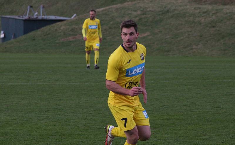 Fotbalisté Strání (žluté dresy) v sobotním souboji nejhorších týmů divize E doma prohráli s Holešovem 1:2.