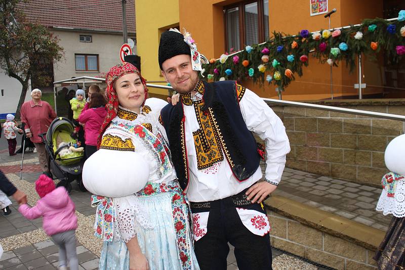 V Topolné se i přes nepřízeň počasí vydalo na šestnáct tanečních páru požádat starostu o povolení v čele se staršími stárky Davidem Dujíčkem a Annou Šmídovou. V roli mladších stárků se představili Helena Mikošková a Marek Levec.