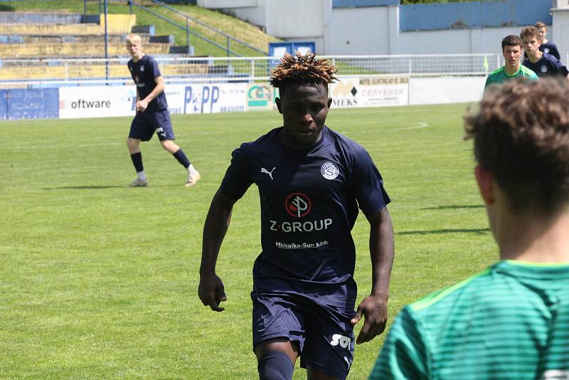 Starší dorostenci Slovácka (modré dresy) v úterní dohrávce 18. kola I. Celostátní ligy remizovali na Širůchu ve Starém Městě s Karvinou 1:1.