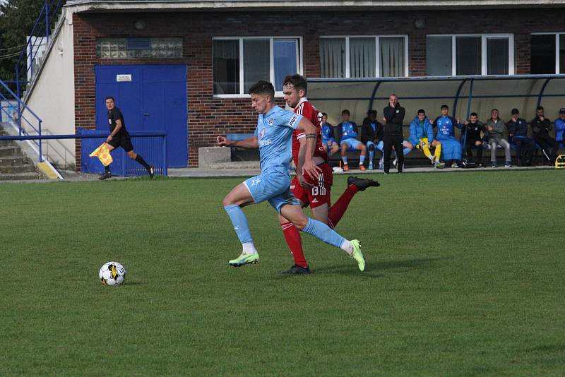 Fotbalisté Slovácka B (modré dresy) v 10. kole MSFL deklasovali Velké Meziříčí 6:1.