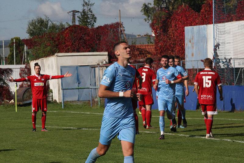 Fotbalisté Slovácka B (modré dresy) v 10. kole MSFL deklasovali Velké Meziříčí 6:1.