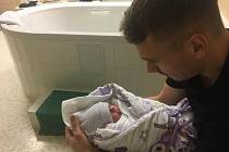 Fotbalistovi Slovácka Patriku Šimkovi se v pondělí narodil syn Tobias