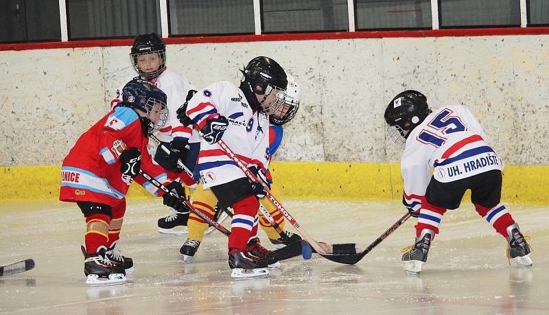 Velká radost ze hry byla vidět na všech malých hokejistech, kteří se v sobotu 18. listopadu zúčastnili v Uherském Hradišti turnaje 2. tříd. Domácím Hradišťanům se dařilo, s Brumovem a Uherským Ostrohem vyhráli všechny čtyři zápasy.