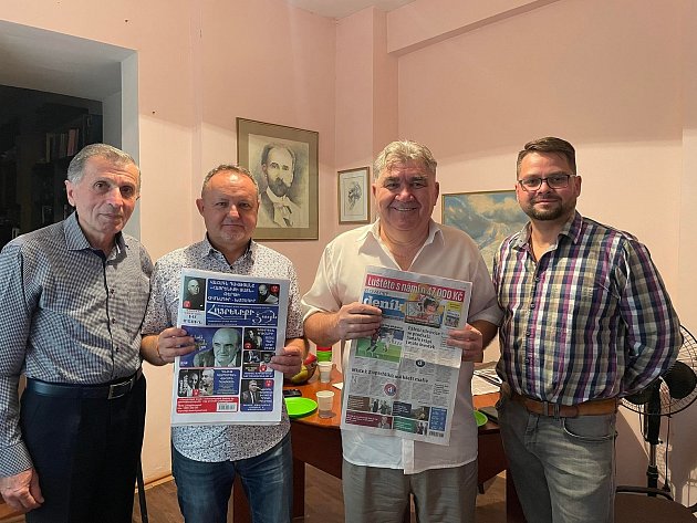 Zástupci Deníku navštívili v Jerevanu redakci měsíčníku Hlas Arménie. Zleva Ašot Arakeljan, Pavel Bohun, Abgar Apinyan a Martin Nevyjel.