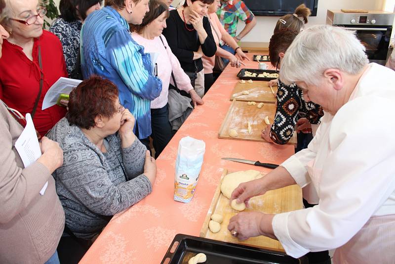 V hlavní budově Slováckého muzea tentokrát návštěvníkům zručné kuchařky předváděly, jak se dělají tradiční velikonoční pokrmy v podobě jidášů a mazanců.