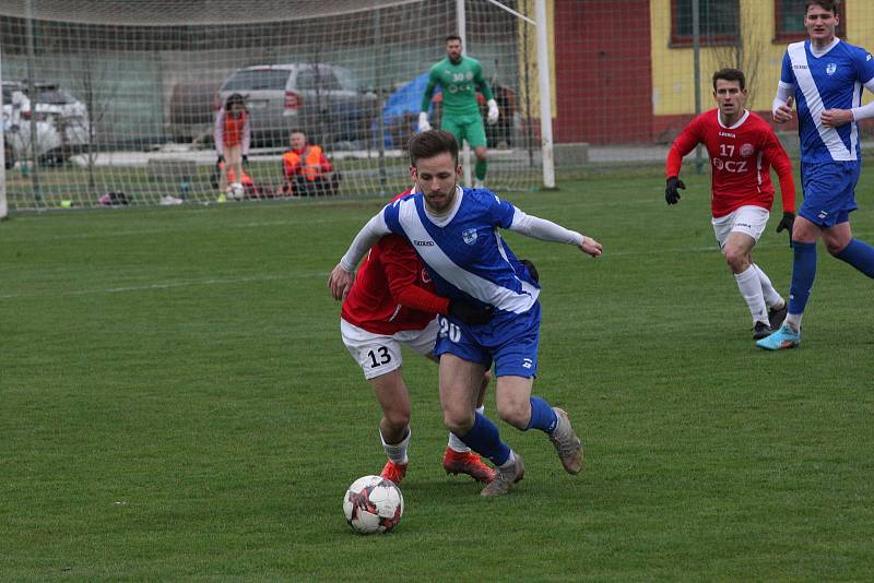 Fotbalisté Uherského Brodu (červené dresy) hráli v sobotu dopoledne s Frýdkem-Místkem bez branek.