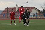 Fotbalisté Dolního Němčí (černé dresy) v zahajovacím utkání jubilejního dvacátého ročníku Gambrinus Cupu podlehli Mladcové 0:2.