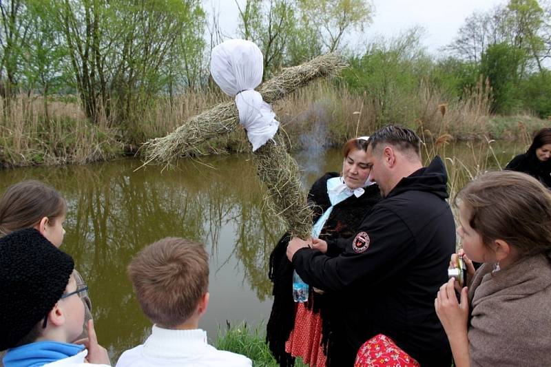 V Huštěnovicích se rozloučili s Marenou a žili blížícími se Velikonocemi.