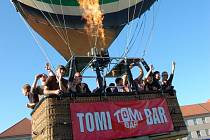 Vítězové Velké letní soutěže Tomi baru v Uh. Hradišti spolu s dalšími cestujícími na palubě jednoho z balonů Balony.eu.