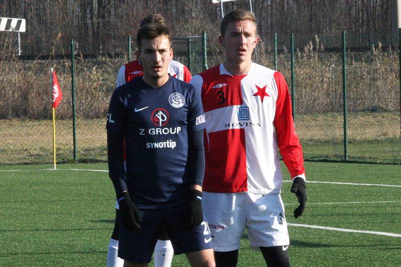 Fotbalisté ligového Slovácka (v modrých dresech) zvítězili na umělé trávě v Kroměříži 4:1.