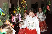 Dětský folklorní soubor Veleťánek z Veletin na vernisáži předvedl zvyk „Mařena“ a „Nové leto“.