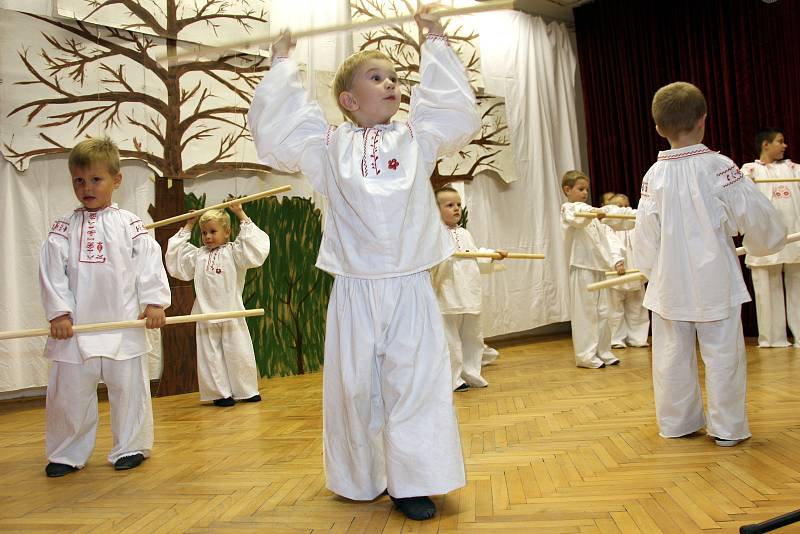 Už tradiční Kateřinskou besedu u cimbálu uspořádal poslední listopadovou sobotu Slovácký krúžek Háječek v Ostrožské Lhotě.