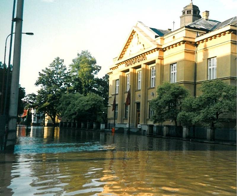 Povodeň v červenci 1997 v Uherském Hradišti. Budova Komerční banky.