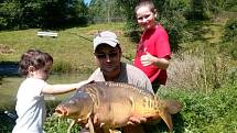 Soutěžní číslo 10 - Tomáš Kubín, kapr, 76 cm, 9,7 kg, uloven na soukromém rybnku Karolinka.