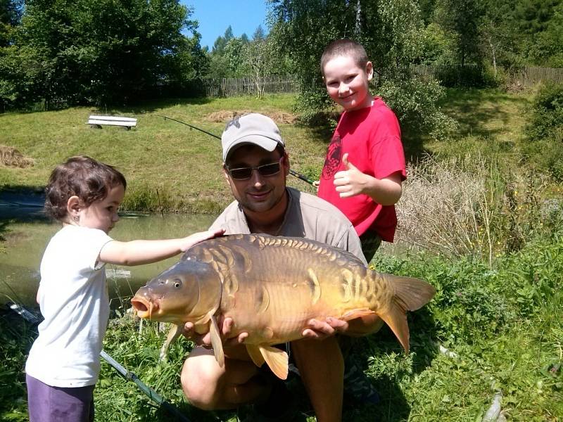 Soutěžní číslo 10 - Tomáš Kubín, kapr, 76 cm, 9,7 kg, uloven na soukromém rybnku Karolinka.