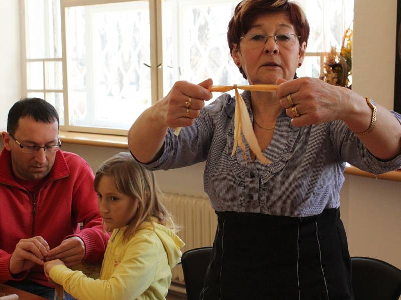 Nejrůznější výtvory z kukuřičného šustí se učily vyrábět děti i dospělí v sobotu v hradišťském Slováckém muzeu