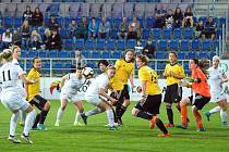 Fotbalistky Slovácka (v bílých dresech) zdolaly na Městském stadionu Horní Heršpice 7:0. Foto: Petr Zapletal