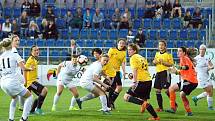 Fotbalistky Slovácka (v bílých dresech) zdolaly na Městském stadionu Horní Heršpice 2:1. Foto: Petr Zapletal