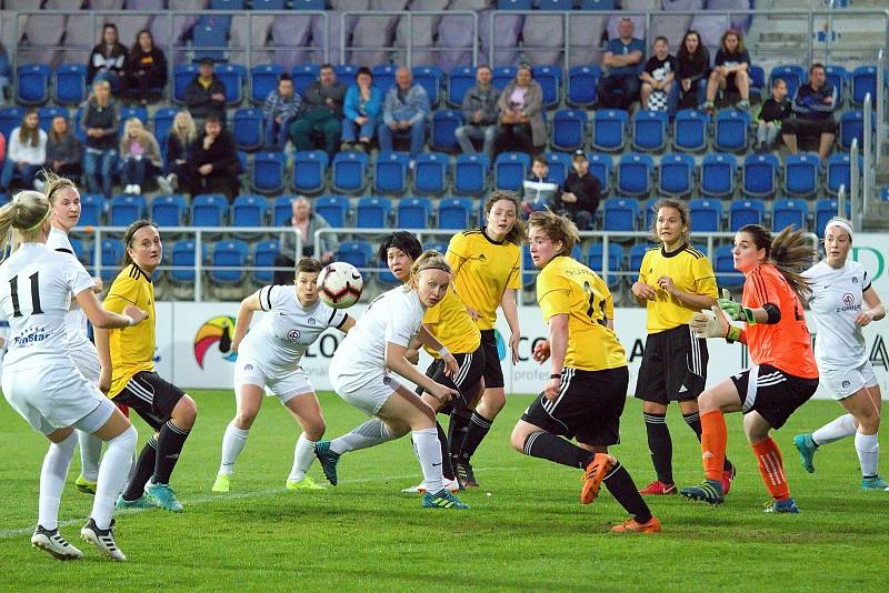 Fotbalistky Slovácka (v bílých dresech) zdolaly na Městském stadionu Horní Heršpice 2:1. Foto: Petr Zapletal