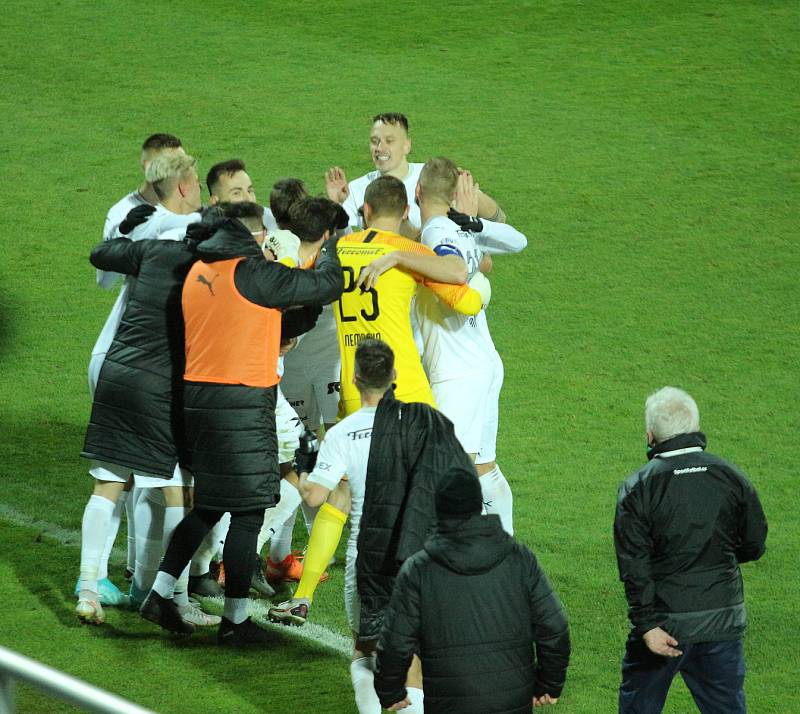 Fotbalisté Slovácka (v bílých dresech) ve 13. kole FORTUNA:LIGY zdemolovali Plzeň 4:0.