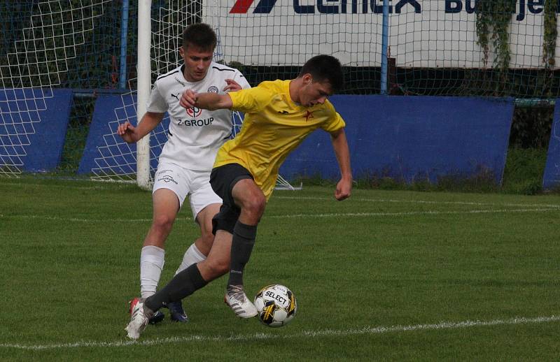 Fotbalisté Kroměříže (žluté dresy) remizovali v Kunovicích s domácím Slováckem B 3:3.