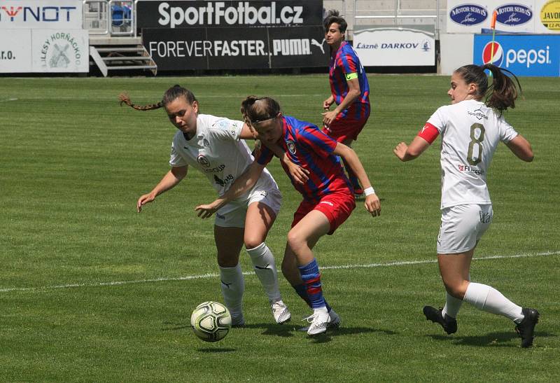 Fotbalistky Slovácka (bílé dresy) v poslední domácím zápase letošní sezony hostily čtvrtou Plzeň.